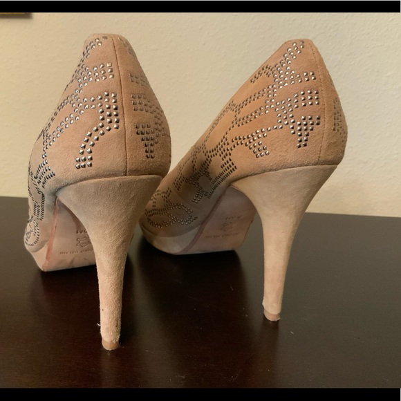 Antonio Melani Tan pumps w/silver studs 9 1/2 - Picture 2 of 3